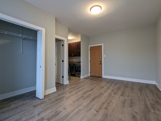 Foto del edificio - 4851 N Damen Ave