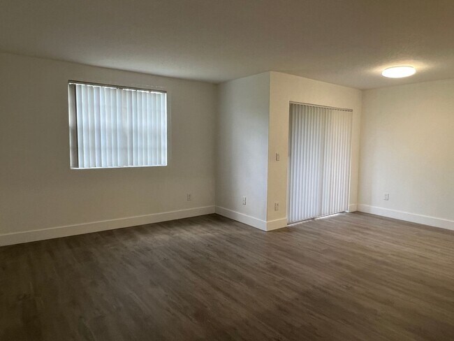 Foto del edificio - Beautiful Apartment in Gated Community FULL SIZE washer/dryer