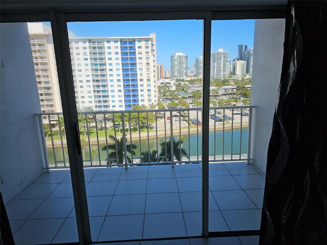 Foto del edificio - 500 Bayview Dr