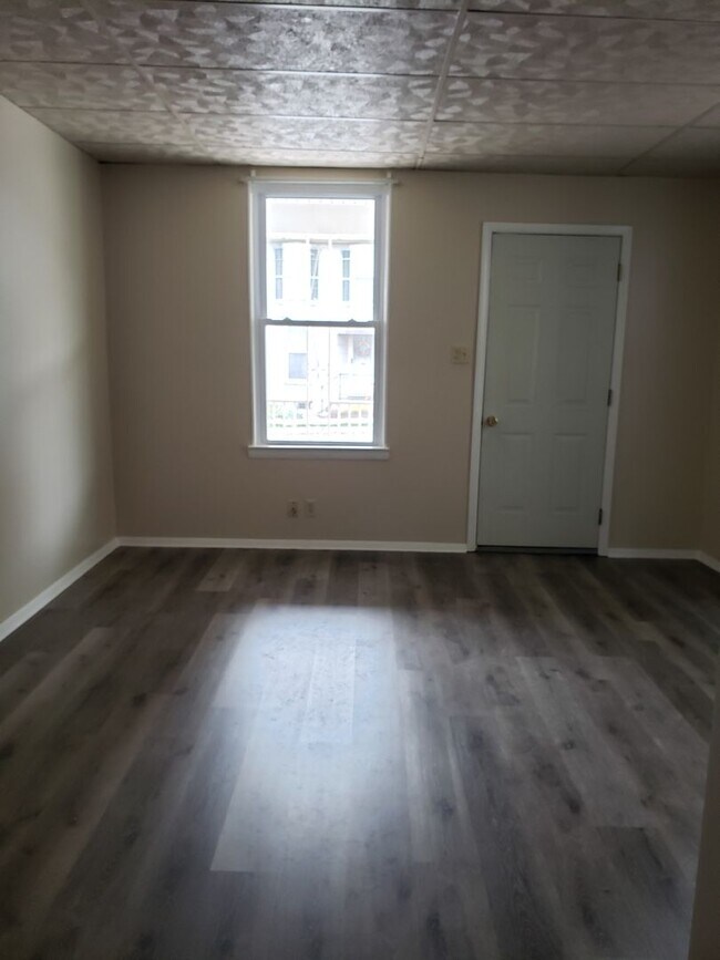 Foto del edificio - 327-329 W. King Street