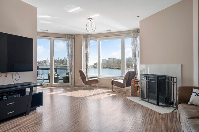 Foto del edificio - 600 Harbor Blvd