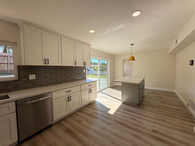 Foto del edificio - Modern 3BR/2BA Vista Home with 2-Car Garage and Private Yard