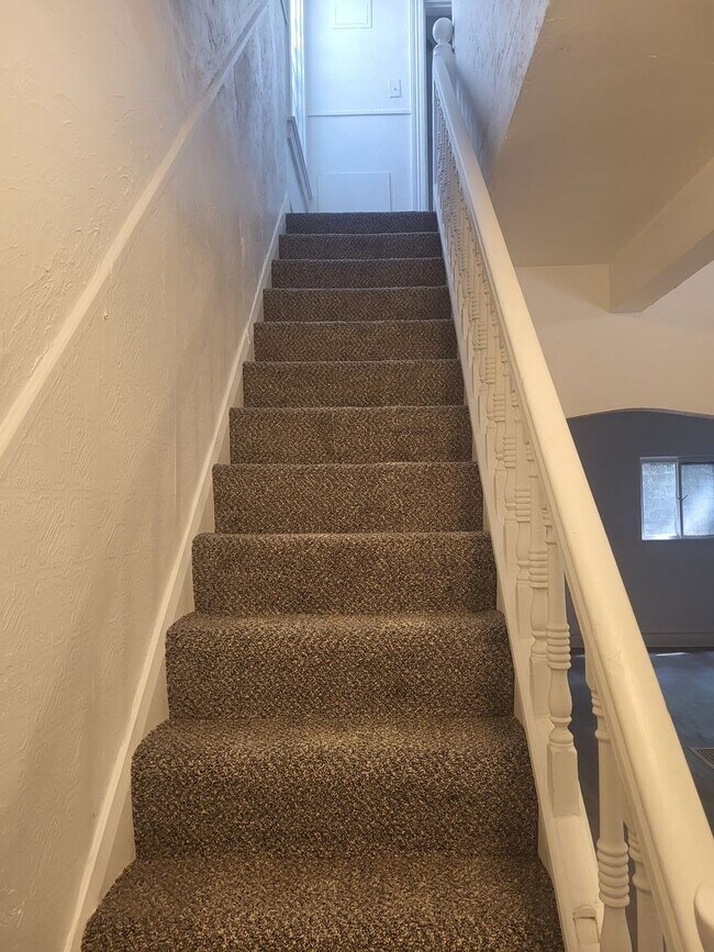 Building Photo - Newly renovated 2 bedroom in Hazelwood! Av...