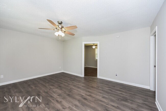 Building Photo - adorable 3BR, 1.5BA brick