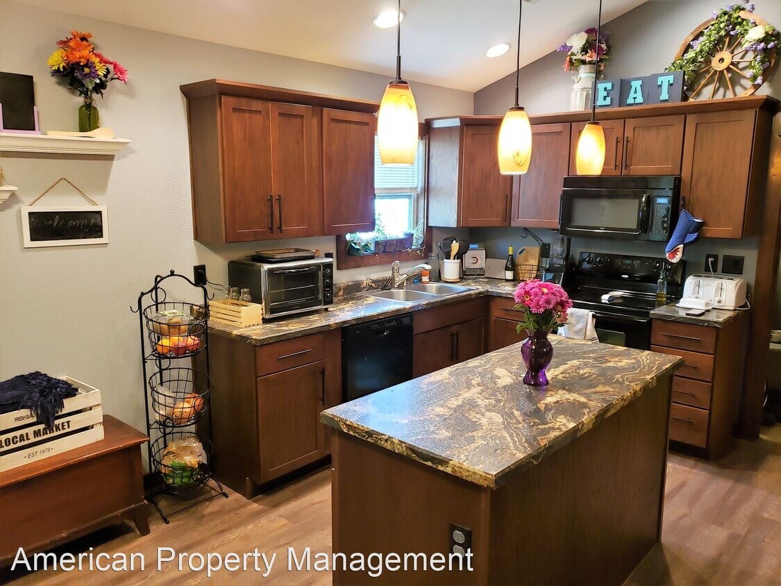 Foto principal - 4 br, 2 bath House - 530 Fremont St.