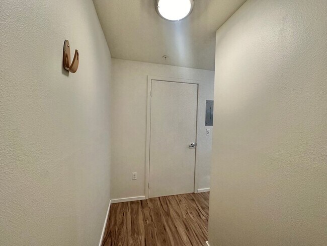 Building Photo - Beautiful condo w/garage space in desirable Belltown! Available 6/10/2026!