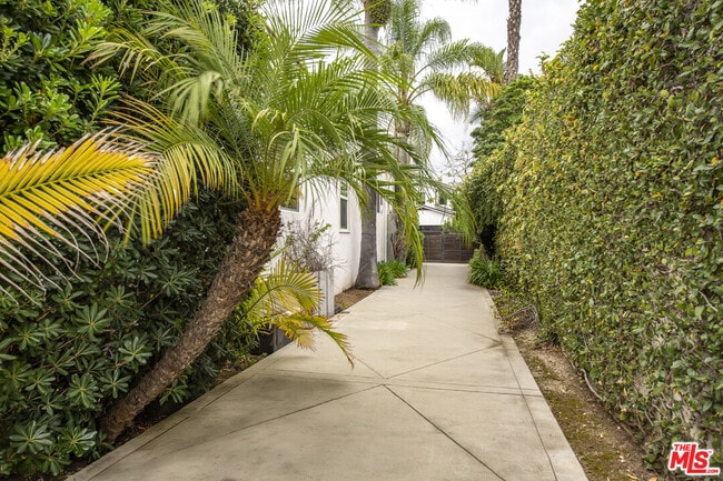 Building Photo - 807 N Stanley Ave