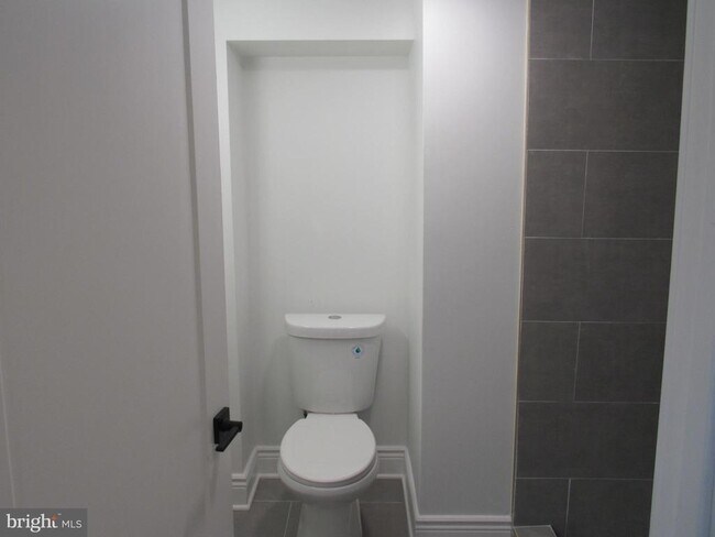 Building Photo - 708 Oak Ln