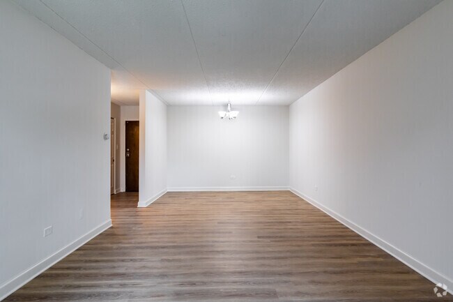 3HAB, 2BA - Comedor/sala de estar - Butterfield Towers Apartments
