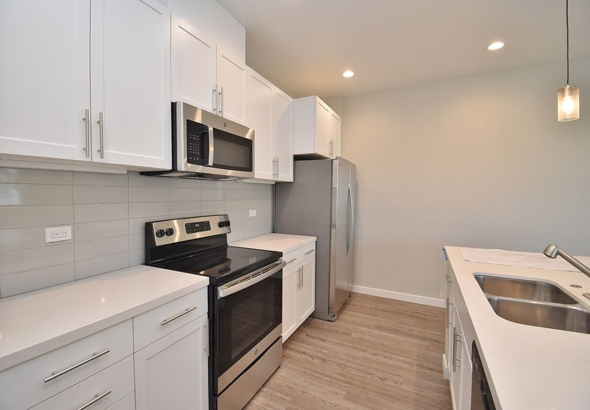 Foto principal - $3,290 STUNNING NEW 2 BEDROOM MODEL TOWNHO...