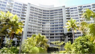 Building Photo - 1500 Bay Dr E