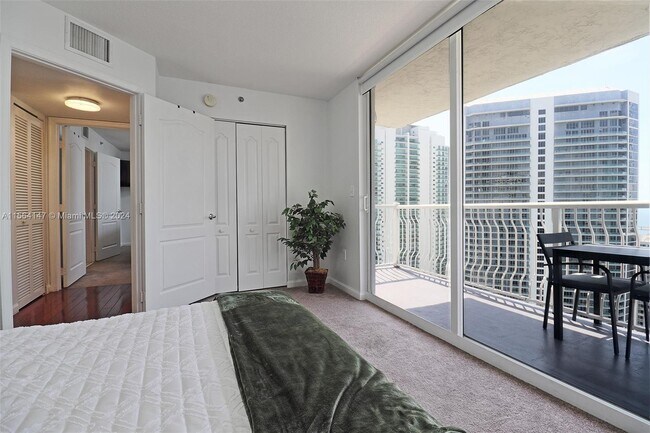 Building Photo - 1200 Brickell Bay Dr