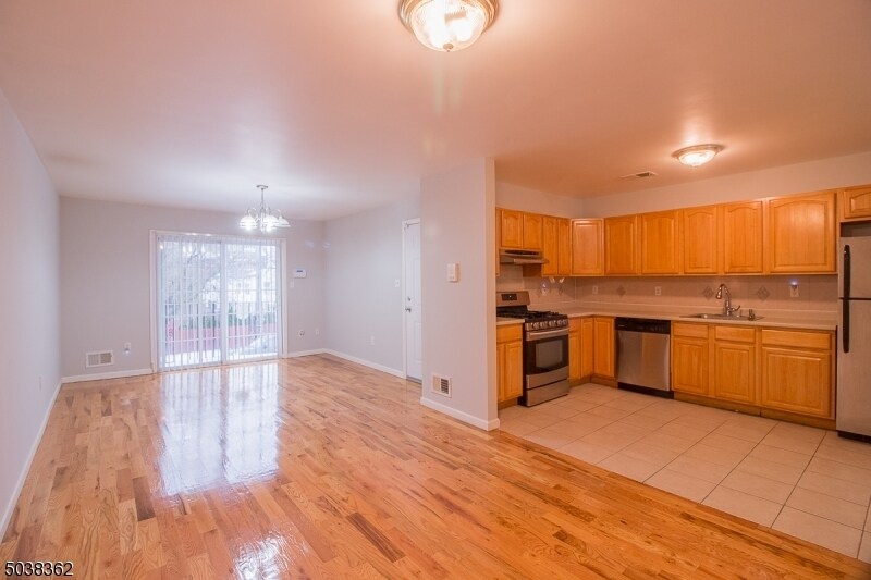 415 S 8th St, Newark, NJ 07103 Room for Rent in Newark, NJ