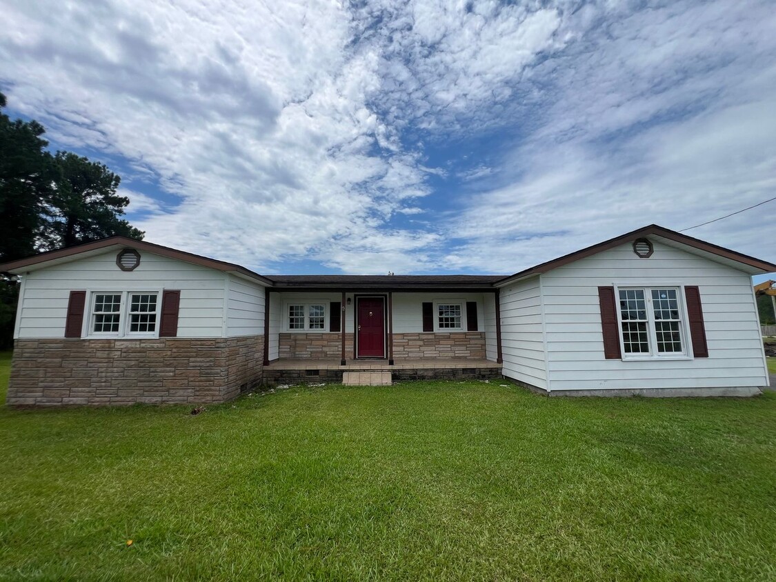 Primary Photo - Loris - 3 bd/2 ba