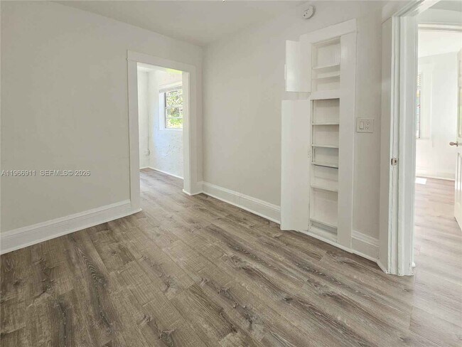 Building Photo - 2007 SW 10th St