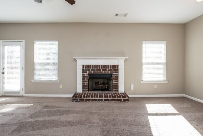 Building Photo - 302 Crescent Woode Dr