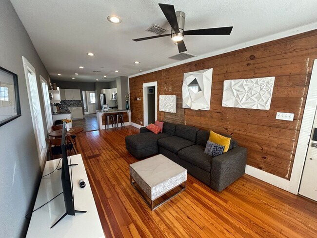 Building Photo - AVAILABLE NOW! 2 Bedroom / 2 Bath Home Nea...