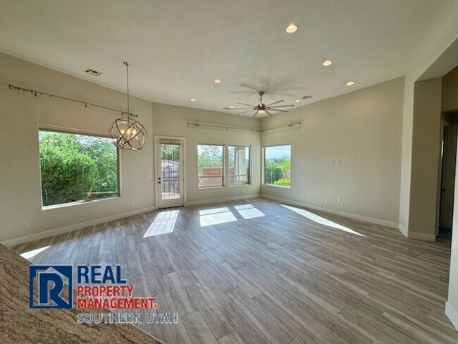 Foto del edificio - 4 Bedroom home on elevated Bloomington lot...