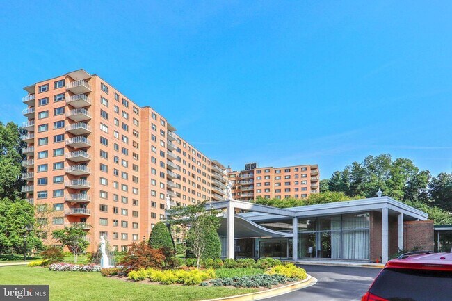 Foto del edificio - Welcome to The Towers!! This gem of a studio is nestled in a quiet neighborhood in Wesley Heights.