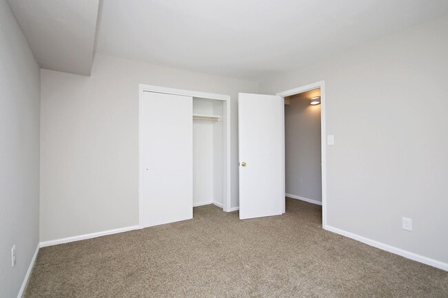 Building Photo - Four Seasons Condo Near Rt 29 Shopping & D...
