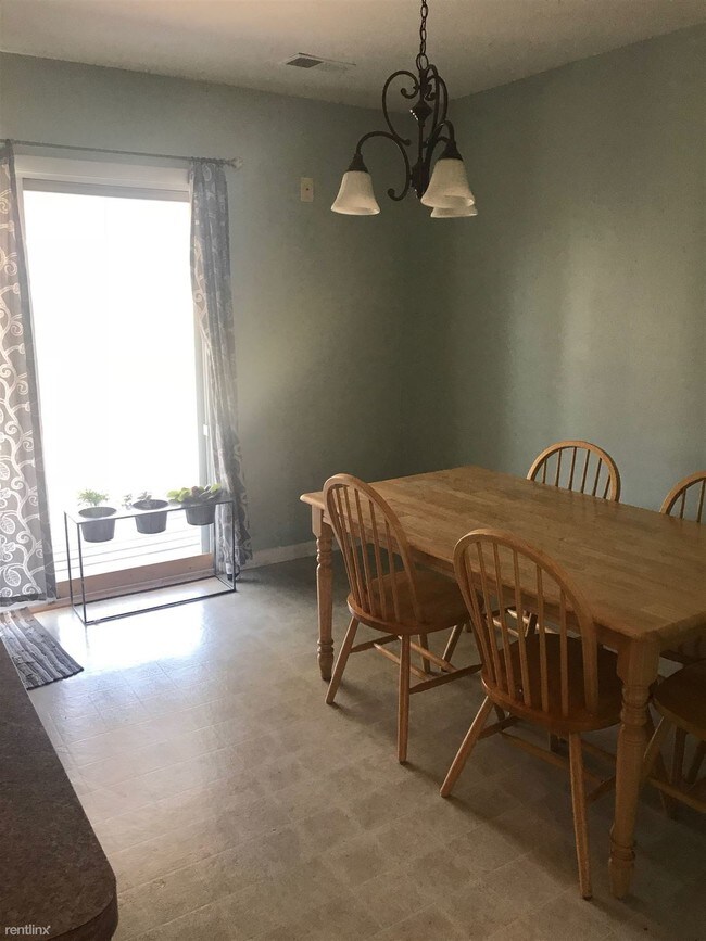 Building Photo - 2 br, 1.5 bath Condo - 8 Elwood Ct