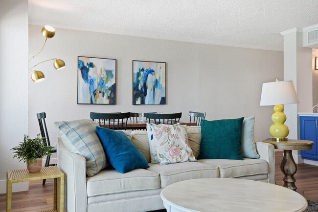 Foto del edificio - 8743 Thomas Dr