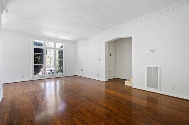 Building Photo - 2205 N Beachwood Dr