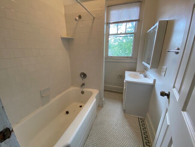 Building Photo - 2527 Forbes St
