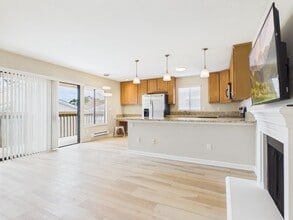 Building Photo - 300 Glenwood Cir