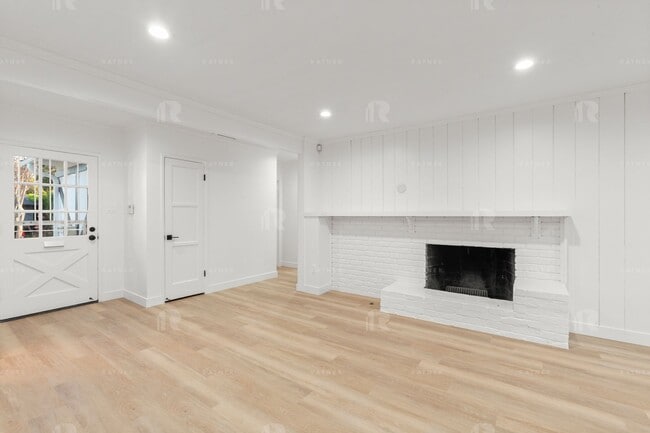 Building Photo - Newly REMODELED large 4 bed / 4 bath home w/ family room, private bonus room / home office, and "...