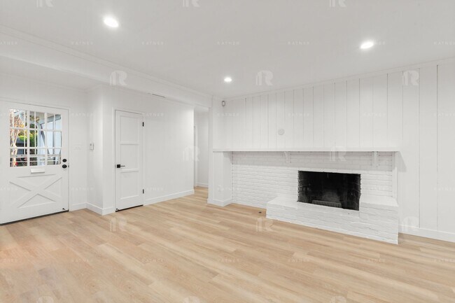 Foto del edificio - Newly REMODELED large 4 bed / 4 bath home w/ family room, private bonus room / home office, and "...