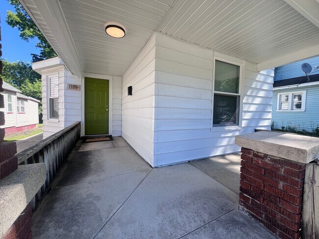 Building Photo - Three Bedroom Single Family Home!