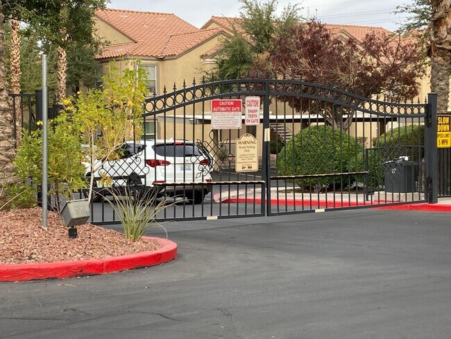 Foto del edificio - Gated community just minutes south of the ...