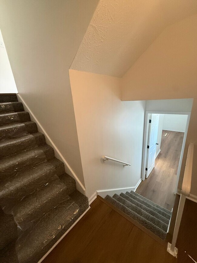 Foto del edificio - 449 Woodview Dr