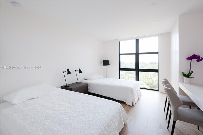 Foto del edificio - 1121 Crandon Blvd