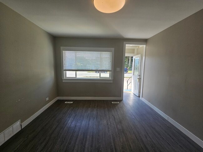 Building Photo - 45735 Lewis Ave
