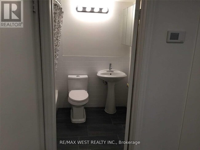 Building Photo - 152 Dowling Ave