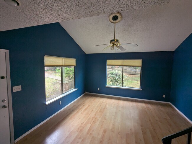 Sala de estar - 9515 Blue Creek Ln