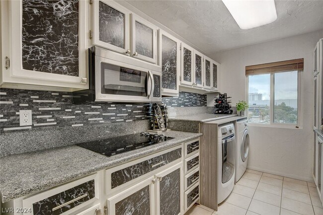 Building Photo - 725 N Royal Crest Cir