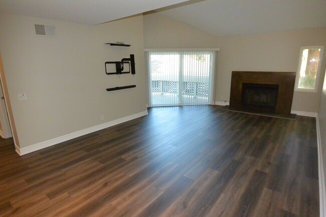 Building Photo - Beautiful Remodeled 2 Bed 2.5 Bath Condo i...