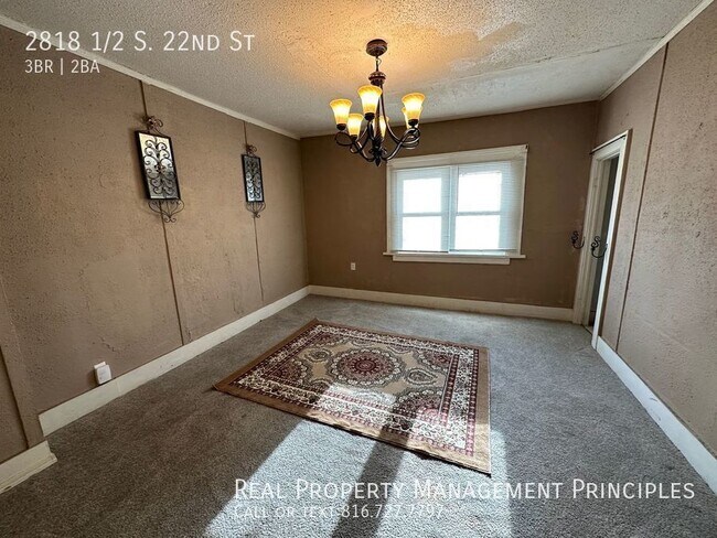 Foto del edificio - Large 3 bedroom 2 Bathroom Walk Up Unit!!