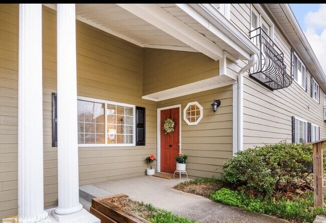 Private entrance to the unit - 1468 Briarwood Rd NE