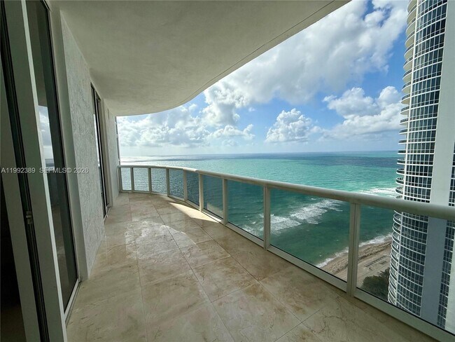 Foto del edificio - 15901 Collins Ave