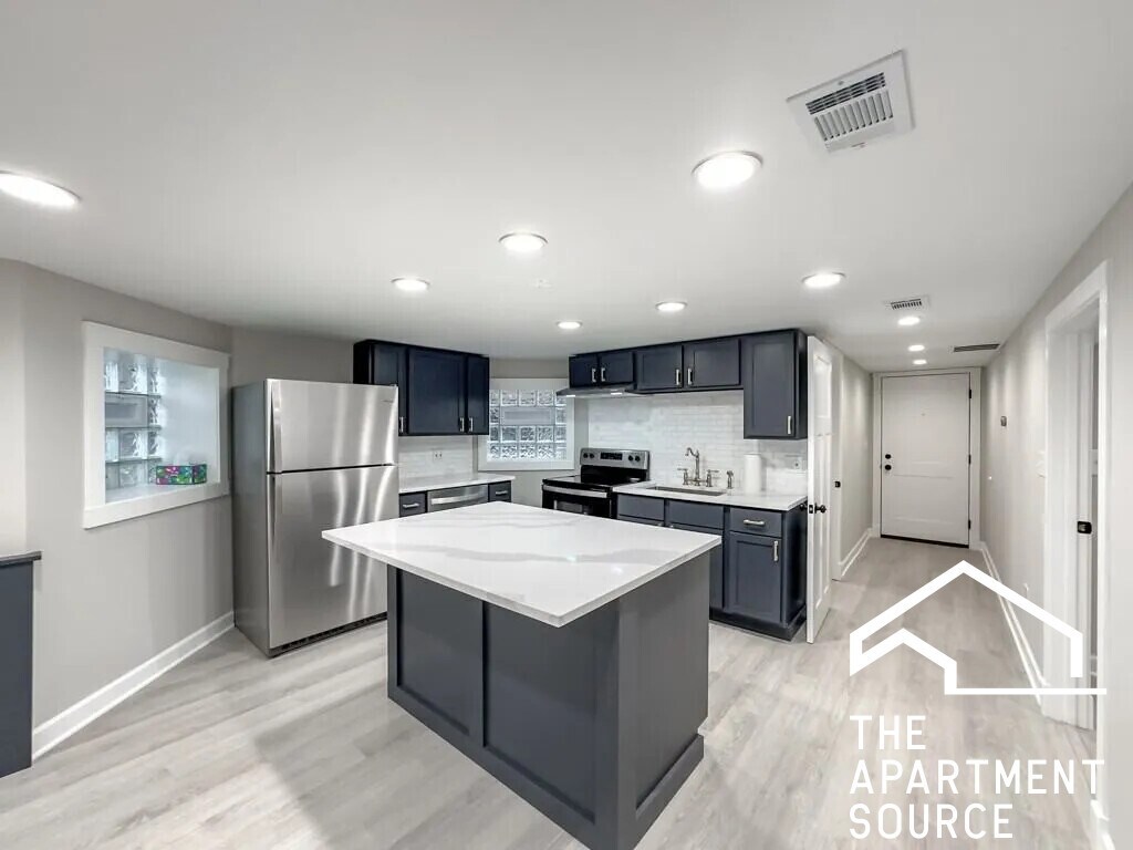 Foto principal - 1536 N Hamlin Ave