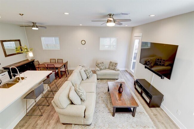 Foto del edificio - 1247 W Tidwell Rd
