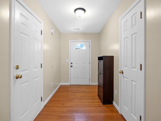 Building Photo - Charming Single-Level 3 BR, 2 BA Home with...