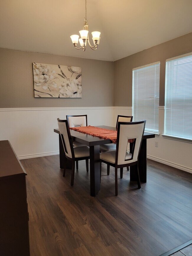 Building Photo - Open floor plan & small pets allowed! 3BD/...