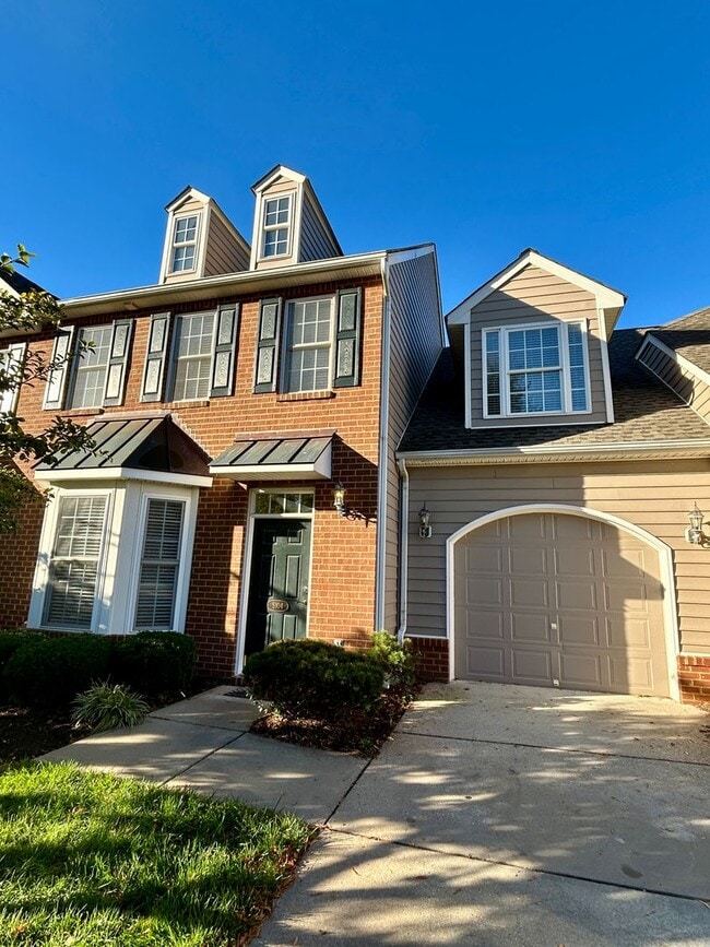 Building Photo - Charming 1st floor primary BR Townhome in ...