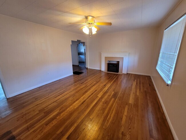 Building Photo - 315 W University Dr