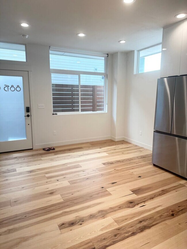 Foto del edificio - Just listed! Modern 2-bed, 2-bath Townhome...